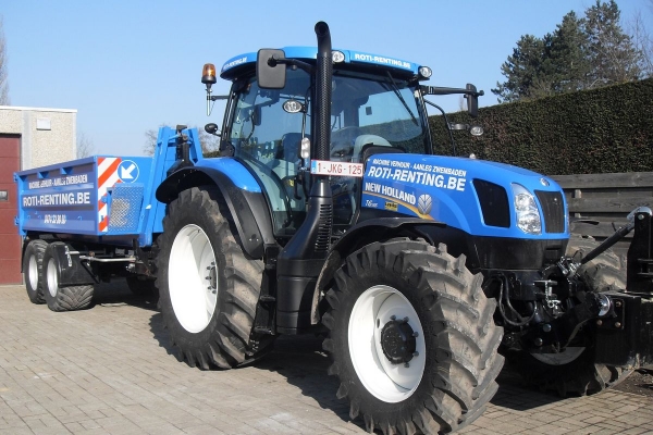 tractor962F75B6-80C3-A027-DF50-95C405F09A8B.jpg